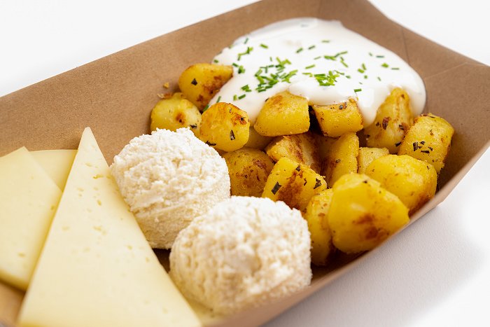 Bovec kitch\'n • „Čompe in skuta“ with sheep\'s cheese and chives sauce • Soča Valley Finest