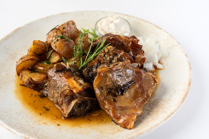 Hedvika Inn • Oven-roasted lamb with potatoes • Soča Valley Finest